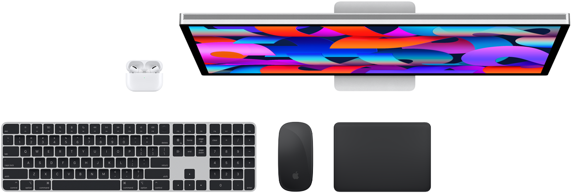 Vista dall’alto di AirPods, Studio Display, Magic Keyboard, Magic Mouse e Magic Trackpad