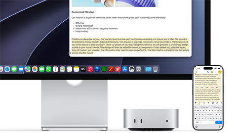 Mac mini mostrato di fronte, posizionato sotto a Studio Display, a destra del dispositivo e dello schermo c’è un iPhone; il testo selezionato sull’iPhone, con i comandi Taglia, Copia, Incolla e Inserimento automatico appena sopra, corrisponde al testo evidenziato sullo Studio Display, per mostrare la funzione Appunti condivisi