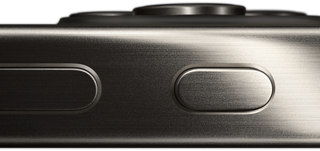 Vista laterale di un iPhone 15 Pro con guscio in titanio; sono visibili il tasto del volume e il tasto Azione
